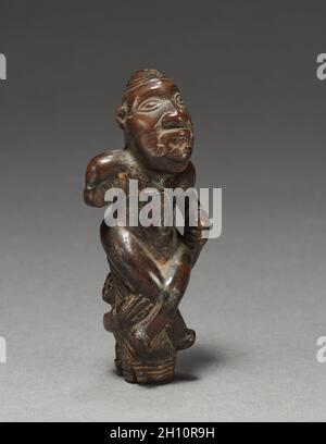 Männliche Figur oder Finial, Anfang 1800-Anfang 1900. Zentralafrika, Demokratische Republik Kongo (höchstwahrscheinlich), Cabinda oder Republik Kongo, wahrscheinlich Yombe. Holz; insgesamt: 9.7 x 3.8 x 3.3 cm (3 13/16 x 1 1/2 x 1 5/16 Zoll). Stockfoto
