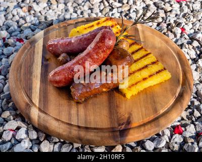 Salsiccia Italienische Wurst mit sautierten Funghi Porcini oder Cep Pilzen und gegrilltem Polenta Side View Stockfoto