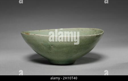 Schüssel mit Fisch und Wellen in der Entlastung, 1100s-1200s. Korea, Goryeo-zeit (918-1392). Celadon; gesamt: 6,3 cm (2 1/2 in.). Stockfoto