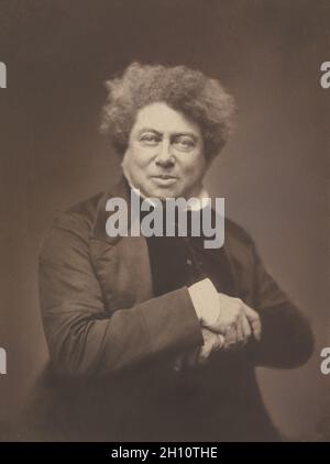 Alexandre Dumas père (1802-1870), 1855. Nadar (Französisch, 1820-1910). Gesalzener Papierdruck aus nassem Kollodiumnegativ; Bild: 23.8 x 17.8 cm (9 3/8 x 7 Zoll); mattiert: 45.7 x 35.6 cm (18 x 14 Zoll). Stockfoto