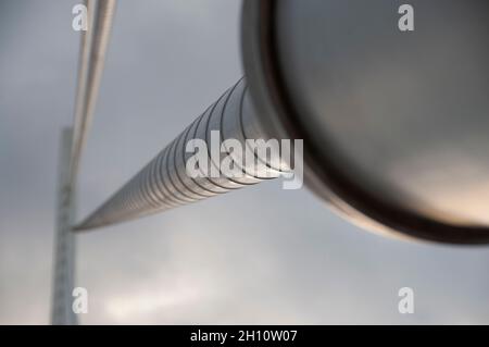 Assut de l'Or-Brücke (2008). Detail der vorderen Kabelstreben. Stadt der Künste und Wissenschaften. Entworfen von Santiago Calatrava und Félix Candela. València. Spanien Stockfoto