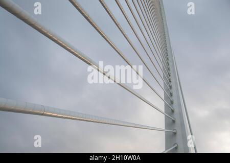 Assut de l'Or-Brücke (2008). Detail der vorderen Kabelstreben. Stadt der Künste und Wissenschaften. Entworfen von Santiago Calatrava und Félix Candela. València. Spanien Stockfoto