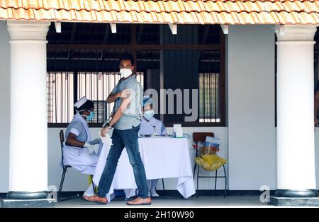 Colombo, Sri Lanka. Oktober 2021. Ein Student spaziert, nachdem er einen Impfstoff COVID-19 in Colombo, Sri Lanka, erhalten hat, 15. Oktober 2021. Die Gesundheitsbehörden Sri Lankas begannen am Freitag mit der Verabreichung der COVID-19-Impfstoffe an Schüler im Alter zwischen 18 und 19 Jahren mit den Pfizer-Dosen im Rahmen eines umfangreichen Impfprogramms, das seit Januar im Land läuft. Quelle: Ajith Perera/Xinhua/Alamy Live News Stockfoto