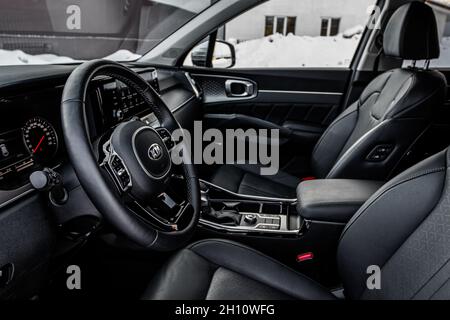 MOSKAU, RUSSLAND - 7. FEBRUAR 2021 Kia Sorento vierte Generation MQ4. Nahaufnahme des Innenraums. Details des Kia Sorento Innenraums. Stockfoto