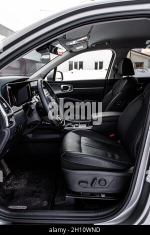 MOSKAU, RUSSLAND - 7. FEBRUAR 2021 Kia Sorento vierte Generation MQ4. Nahaufnahme des Innenraums. Details des Kia Sorento Innenraums. Stockfoto