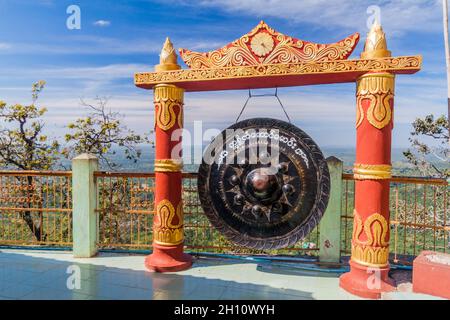 MT POPA, MYANMAR - 8. DEZEMBER 2016: Gong im Mt Popa Tempel, Myanmar Stockfoto