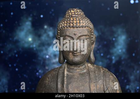 Buddha-Statue mit dem Hintergrund des Universums. Stockfoto