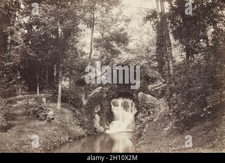 Blick auf die kleine Grotte zum Teich des Hirschs, Bois de Boulogne, 1858. Charles Marville (Französisch, 1816-1879). Albumin-Druck aus nassem Kollodionnegativ; Bild: 25.1 x 36.4 cm (9 7/8 x 14 5/16 in.); mattiert: 40.6 x 50.8 cm (16 x 20 in.). Stockfoto