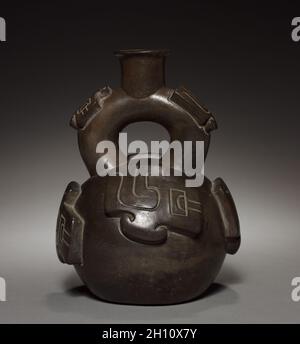 Schiff mit Bügel ohne Auslauf, 500-200 BC. Peru, Nordküste, Cupisnique Stil (1200-200 v. Chr.). Steingut; gesamt: 22,8 x 17,2 cm (9 x 6 3/4 in.). Stockfoto