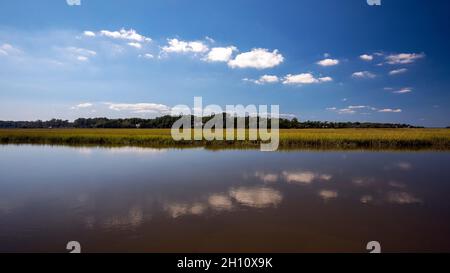 Sommerreflexionen auf Fishing Creek - Edisto Island, South Carolina, USA Stockfoto