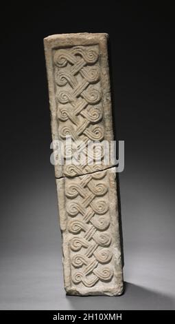 Transenna Post, 700s-800s. Lombardischer, Italien, Rom, Migration, 8. bis 9. Jahrhundert. Marmor; gesamt: 109,3 x 24,8 cm (43 1/16 x 9 3/4 in.). Stockfoto