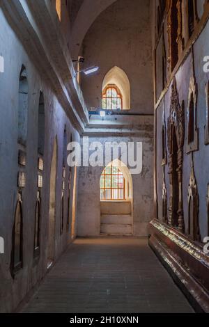 Buddha Skulptur Nischen im Ananda Tempel in Bagan, Myanmar Stockfoto