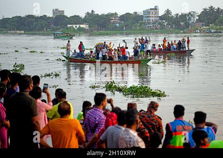 Dhaka, Bangladesch. Oktober 2021. Hinduistische Anhänger tauchen am letzten Tag des Durga Puja-Festivals in Dhaka ein Lehmidol der Hindu-Göttin Durga im Buriganga-Fluss ein. Kredit: SOPA Images Limited/Alamy Live Nachrichten Stockfoto