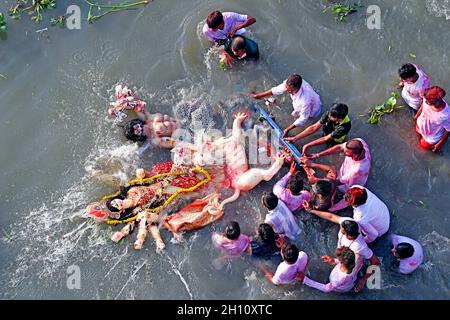 Dhaka, Bangladesch. Oktober 2021. Hinduistische Anhänger tauchen am letzten Tag des Durga Puja-Festivals in Dhaka ein Lehmidol der Hindu-Göttin Durga im Buriganga-Fluss ein. Kredit: SOPA Images Limited/Alamy Live Nachrichten Stockfoto