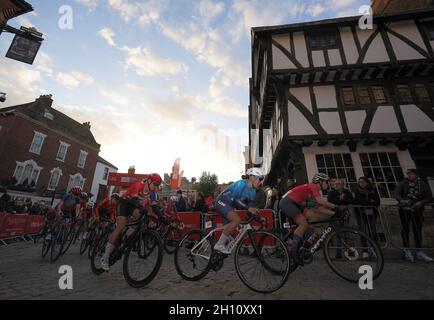 Harriet Dodd vom Team LDN - Brother UK und Ella Barnwell vom Team Breeze verlassen den Castle Square beim Start der Women's National Circuit Championship während des British Cycling National Championships Circuit Race durch Lincoln. Bilddatum: Freitag, 15. Oktober 2021. Stockfoto