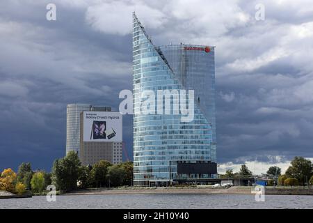 Moderne Gebäude am linken Ufer der Daugava in Riga Stockfoto