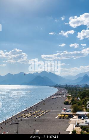 Strand von Konyaalti in Antalya, Türkei. Langer türkischer Strand am Mittelmeer bei warmem, sonnigem Sommerwetter Stockfoto