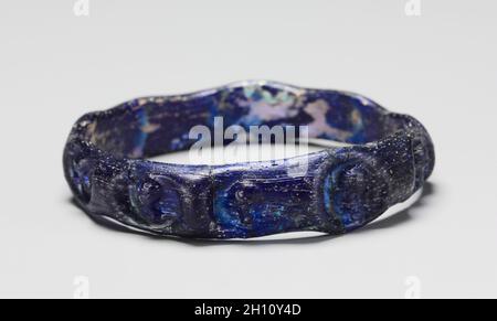 Armband, AD 350-500. Syrien, römisch, spätrömische Periode, Mitte 4.-5. Jahrhundert. Glas; Durchmesser: 7.6 cm (3 in.). Stockfoto