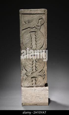 Transenna Post, 700s-800s. Lombardischer, Italien, Rom, Migration, 8. bis 9. Jahrhundert. Marmor; gesamt: 93,7 x 32,5 cm (36 7/8 x 12 13/16 in.). Stockfoto