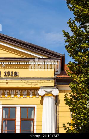 BUKAREST, RUMÄNIEN - 01. Sep 2021: Die Fassade des Gebäudes der Universität 1 Decembrie 1918, Alba Iulia, Rumänien Stockfoto