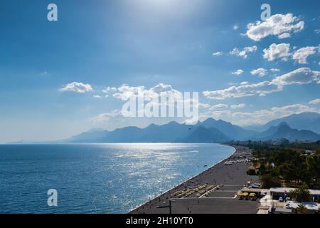 Strand von Konyaalti in Antalya, Türkei. Langer türkischer Strand am Mittelmeer bei warmem, sonnigem Sommerwetter Stockfoto