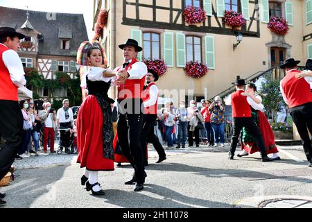 Traditioneller elsässischer Volkstanz im Dorf Turkheim während der Elsässer Weinlese 2021 Stockfoto