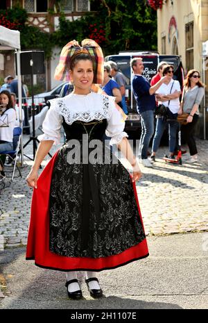 Traditionelle elsässische Volkstänzerin in Alsation-Kostümen im Dorf Turkheim während der Elsässer Weinlese 2021 Stockfoto