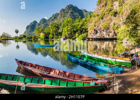 HPA AN, MYANMAR - 13. DEZEMBER 2016: See in der Nähe der Saddan-Höhle in der Nähe von hPa an, Myanmar Stockfoto