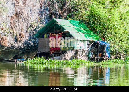 HPA AN, MYANMAR - 13. DEZEMBER 2016: Kleines Haus an einem See in der Nähe der Saddan-Höhle in der Nähe von hPa an, Myanmar Stockfoto