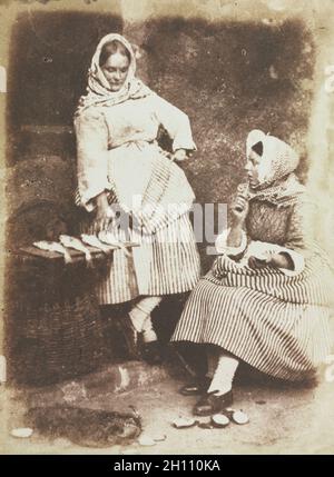 Newhaven fishwives, Jeanie Wilson und Annie Linton, 1845. David Octavius Hill (British, 1802-1870) und Robert Adamson (British, 1821-1848). Gesalzener Papierdruck aus Kalotypnegativ; Bild: 29.5 x 14.4 cm (11 5/8 x 5 11/16 Zoll); mattiert: 45.7 x 35.6 cm (18 x 14 Zoll). Stockfoto
