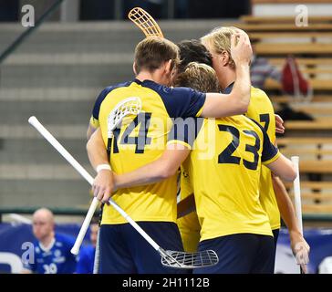 Pilsen, Tschechische Republik. Oktober 2021. Schwedische Spieler feiern während der Euro Floorball Tour, Spiel Schweden gegen Finnland, am 15. Oktober 2021, in Pilsen, Tschechische Republik. Kredit: Miroslav Chaloupka/CTK Foto/Alamy Live Nachrichten Stockfoto