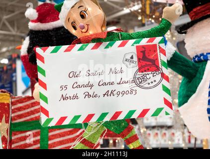 Weihnachtsdekorationen zum Verkauf in einem Baumarkt, North Florida. Elf mit einem riesigen Brief an den Weihnachtsmann. Stockfoto