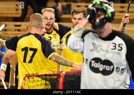 Pilsen, Tschechische Republik. Oktober 2021. Schwedische Spieler feiern während der Euro Floorball Tour, Spiel Schweden gegen Finnland, am 15. Oktober 2021, in Pilsen, Tschechische Republik. Kredit: Miroslav Chaloupka/CTK Foto/Alamy Live Nachrichten Stockfoto