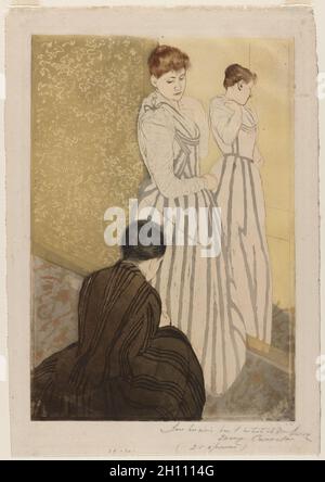 The Fitting, 1890–91. Mary Cassatt (Amerikaner, 1844-1926). Trockenpunkt und Aquatinta; Platemark: 37.4 x 25.7 cm (14 3/4 x 10 1/8 Zoll); Blatt: 43.5 x 30 cm (17 1/8 x 11 13/16 Zoll). Stockfoto