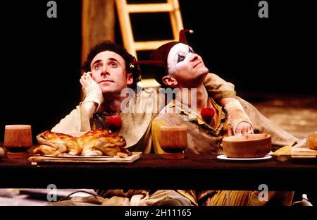 l-r: Antony Sher (Marcel Flote), Jim Hooper (Sonnerie) in ROTEN NASEN von Peter Barnes bei der Royal Shakespeare Company (RSC), Barbican Theatre, Barbican Centre, London EC2 02/07/1985 Design: Farrah Beleuchtung: Terry Hands mit Clive Morris Bewegung: Ben Benison Regie: Terry Hands Stockfoto