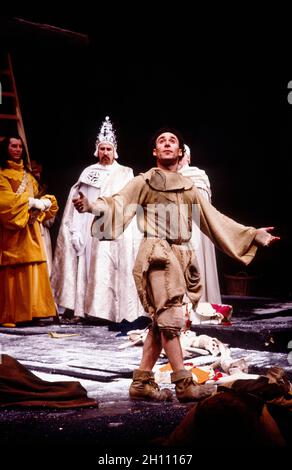 l-r: Richard Easton (Rochfort), Christopher Benjamin (Pope Clement VI), Antony Sher (Marcel Flote) in ROTEN NASEN von Peter Barnes bei der Royal Shakespeare Company (RSC), Barbican Theatre, Barbican Centre, London EC2 02/07/1985 Design: Farrah Beleuchtung: Terry Hands mit Clive Morris Bewegung: Ben Benison Regie: Terry Hands Stockfoto