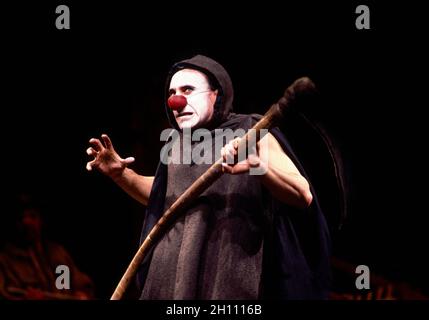 Antony Sher (Marcel Flote) in ROTEN NASEN von Peter Barnes bei der Royal Shakespeare Company (RSC), Barbican Theatre, Barbican Centre, London EC2 02/07/1985 Design: Farrah Beleuchtung: Terry Hands with Clive Morris Bewegung: Ben Benison Regie: Terry Hands Stockfoto