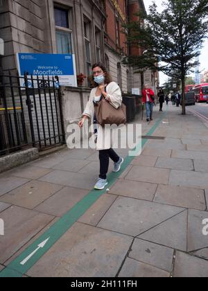 Grüne Linie als Leitfaden für Sehbehinderte an der Außenseite der Moorfields. Das Moorfields Eye Hospital ist ein spezialisiertes NHS-Augenkrankenhaus in Islington London, England, das vom Moorfields Eye Hospital NHS Foundation Trust betrieben wird Stockfoto