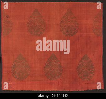 Brokat mit Lotusblumen, 1200s-Mid-1300s. China, Nord, Mongolische Zeit, 13. - Mitte des 14. Jahrhunderts. Seide: Gestromt, brokat; Goldfaden; insgesamt: 58.4 x 67 cm (23 x 26 3/8 Zoll); montiert: 68.6 x 77.5 cm (27 x 30 1/2 Zoll). Stockfoto