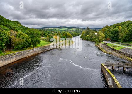 Blick auf den Trummel vom Pitlochry-Staudamm, Pitlochry, Schottland, Großbritannien Stockfoto