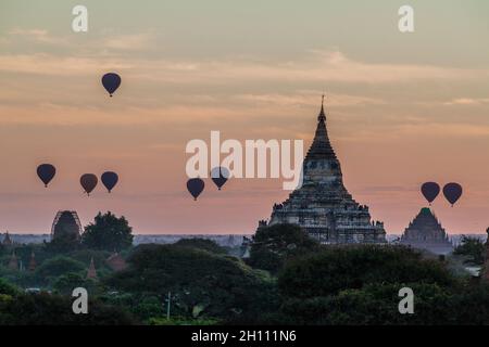 Luftballons über Bagan und die Skyline seiner Tempel, Myanmar. Sulamani Tempel und Shwesandaw Pagode. Stockfoto