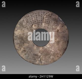 Disc (Bi) mit Imperial Gedicht in Seal Script (zhuanshu) durch den Kaiser Qianlong, 1736-95. China, Qing Dynastie (1644-1911), Qianlong Regierungszeit (1736-95). Weißer Jade mit braunen Mottling, historische Jade, nachschneiden und eingeschnitten; Durchmesser: 11.4 cm (4 1/2 in.). Stockfoto