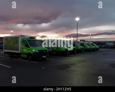 Flotte von Asda Delivery Vans bei Sunrise, Dunmail Park, Workington, Cumbria, England, Vereinigtes Königreich Stockfoto