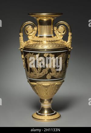 Vase, c. 1820-1830. Kaiserliche Porzellanfabrik St. Petersburg (Russisch). Goldfarbenes Porzellan; insgesamt: 54.6 x 28.3 cm (21 1/2 x 11 1/8 Zoll). Stockfoto