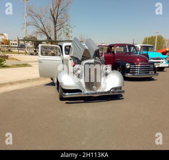 AVELLANEDA - BUENOS AIRE, ARGENTINIEN - 27. Sep 2021: Aufnahme eines alten silbergrauen Pickups des Chevrolet aus den 1930er Jahren. Frontansicht Grill. Haube und Doo öffnen Stockfoto