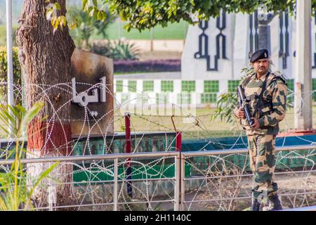 WAGAH, INDIEN - 26. JANUAR 2017: Soldat, der an der indisch-pakistanischen Grenze in Wagah in Punjab, Indien, wacht. Stockfoto