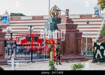 WAGAH, INDIEN - 26. JANUAR 2017: Soldaten bewachen an der indisch-pakistanischen Grenze in Wagah in Punjab, Indien. Stockfoto