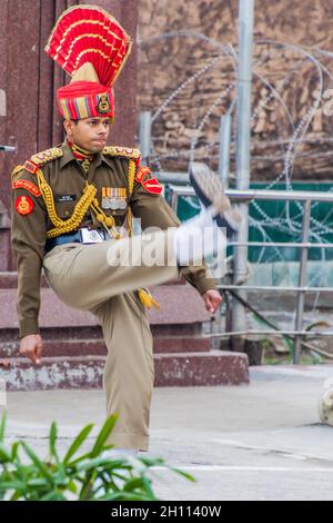 WAGAH, INDIEN - 26. JANUAR 2017: Grenzschutz bei der Militärzeremonie an der indisch-pakistanischen Grenze in Wagah in Punjab, Indien. Stockfoto