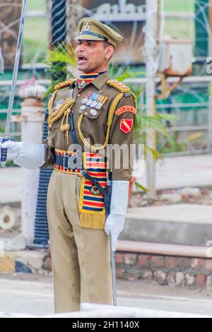 WAGAH, INDIEN - 26. JANUAR 2017: Indische Grenzwache bei der Militärzeremonie an der indisch-pakistanischen Grenze in Wagah in Punjab, Indien. Stockfoto