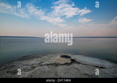 Big Cone Geyser im West Thumb Geyser Basin, Yellowstone National Park, Wyoming Stockfoto